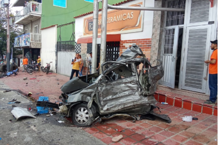 Camión de desechos sin frenos causó choque múltiple 