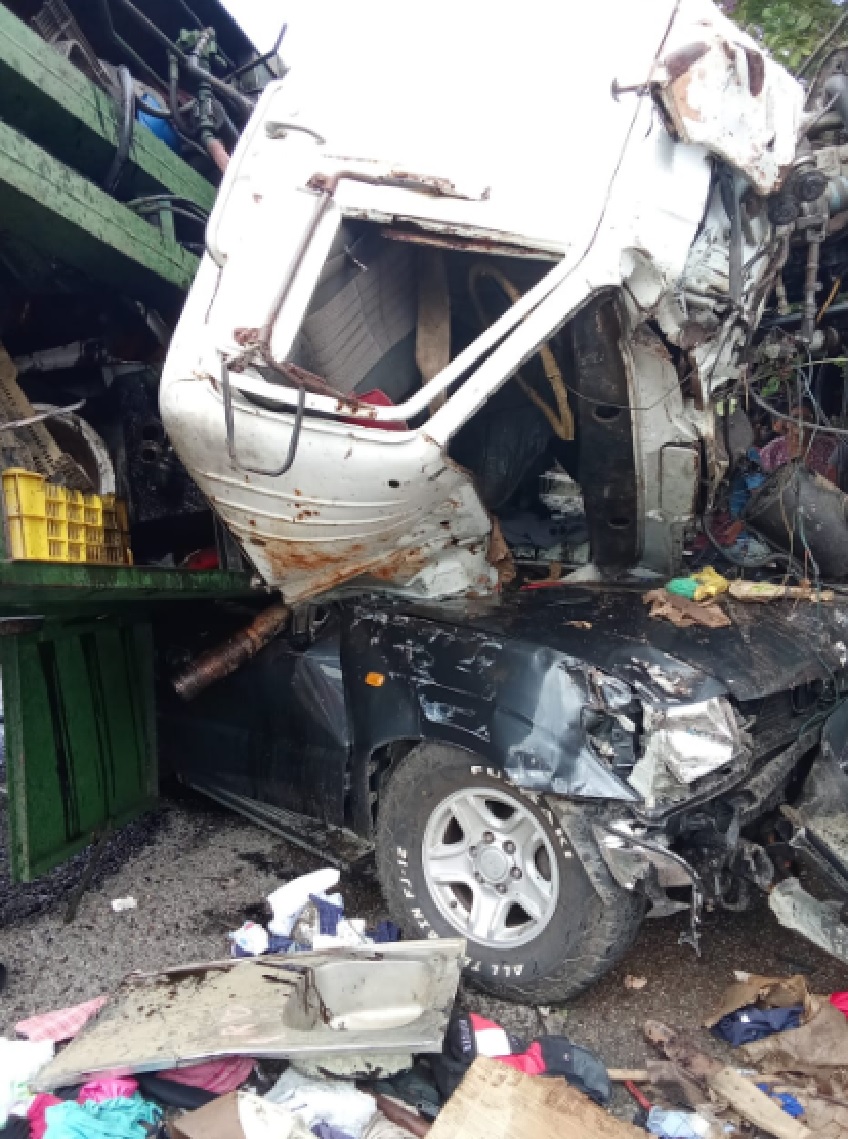 Camión de desechos sin frenos causó choque múltiple 