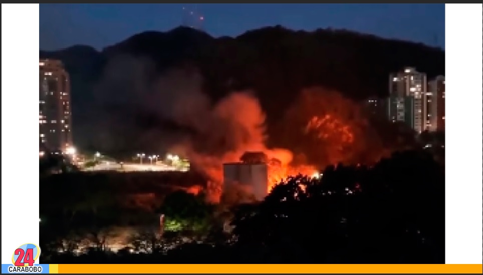 Incendio de vegetación en las Chimeneas
