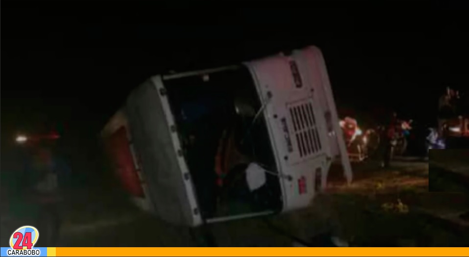 Vuelco de buseta en la Carretera Morón Coro