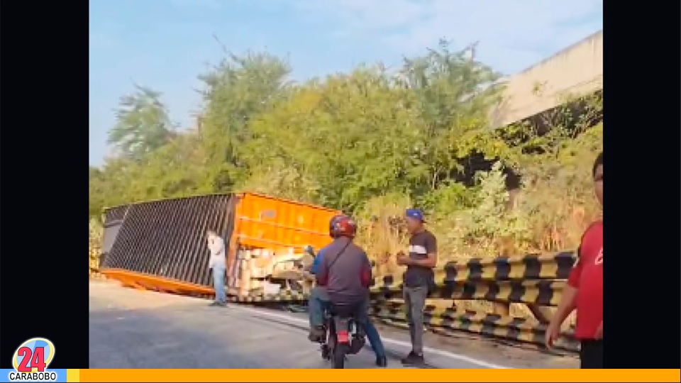 Volcamiento de un vehículo pesado en el distribuidor Malavé Villalba en Guacara