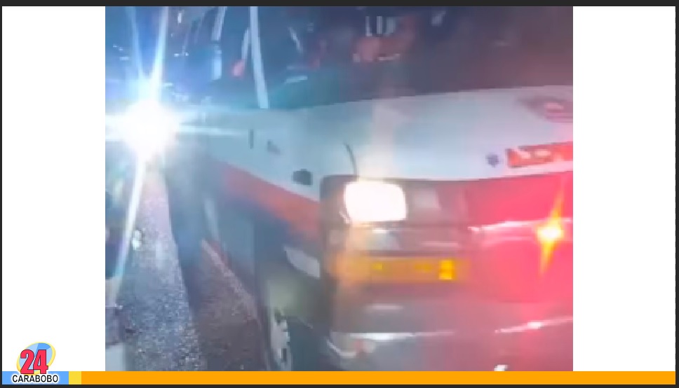 Buseta cayó por un barranco en la carretera de Ocumare de La Costa