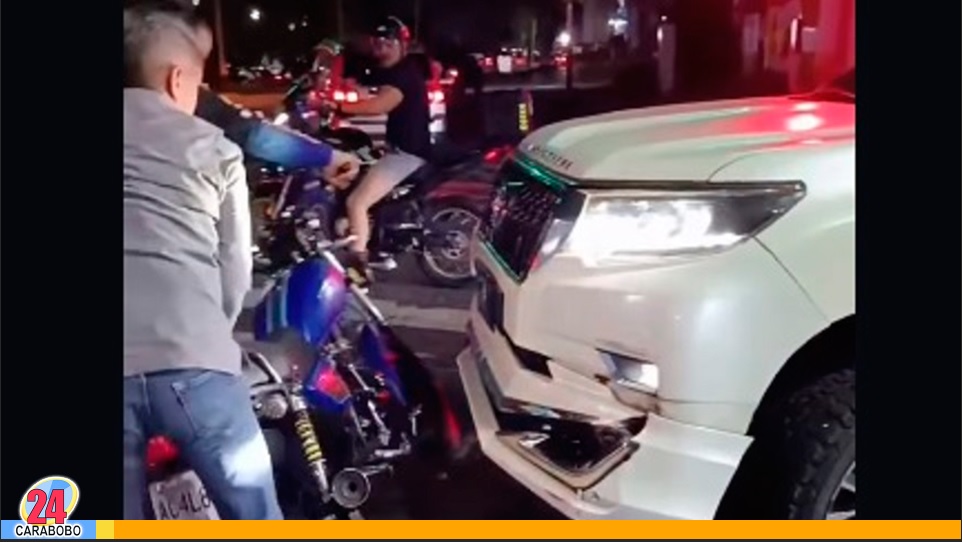 Colisión de camioneta y una moto en la avenida Cuatricentenaria