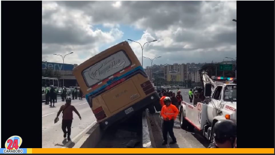 Autobús en Caracas se estrelló contra la defensa en la ACG