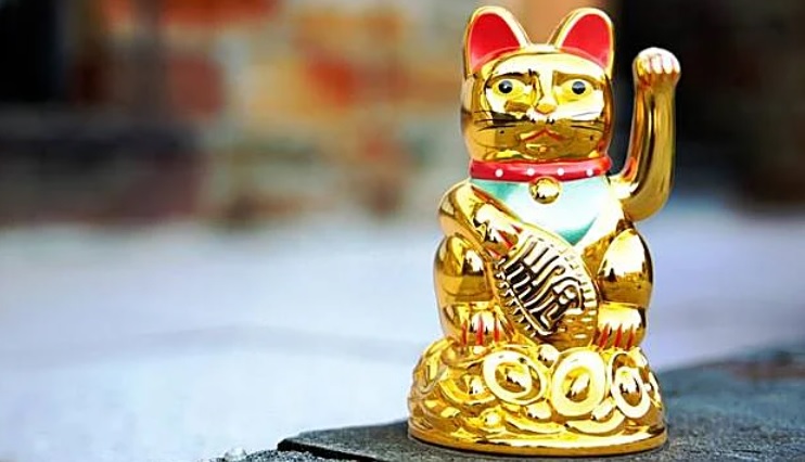 La gatita que mueve la pata, otro de los amuletos famosos.