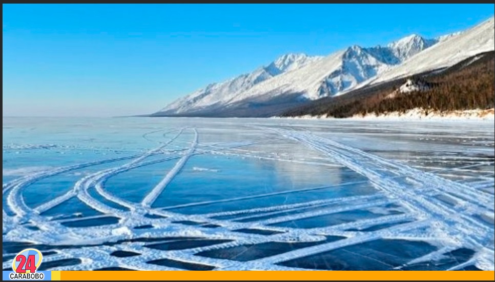 Microbús se hundió en un lago congelado en Siberia