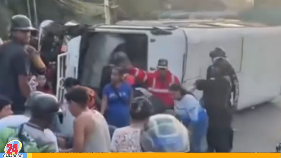 Un Autobús se volteó por Accidente en La Guaira