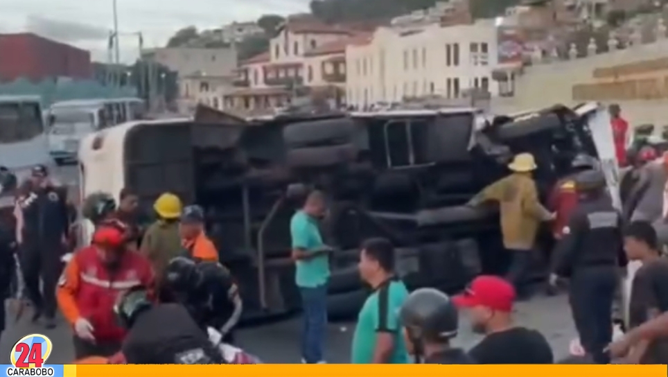 Un Autobús se volteó por Accidente en La Guaira