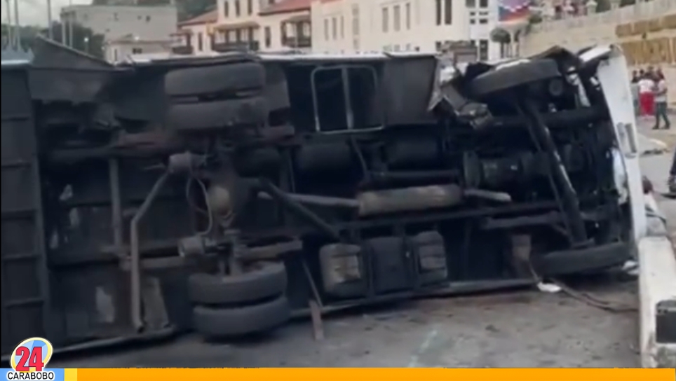 Un Autobús se volteó por Accidente en La Guaira