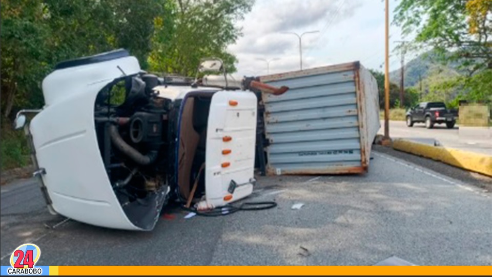 volcamiento de una gandola en la Autopista Valencia Puerto Cabello
