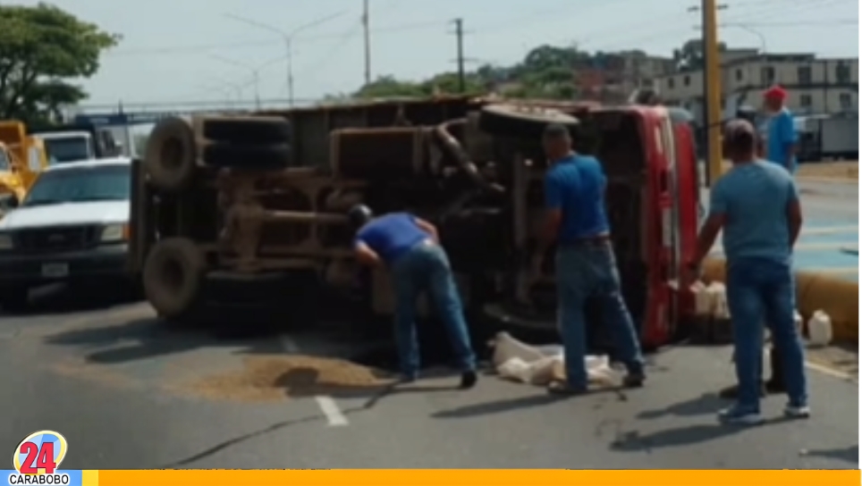 Vuelco de Camión de Carga en Los Chorritos