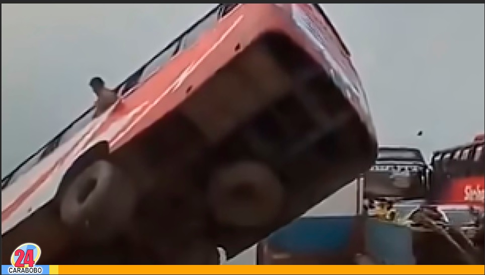 Caída de un autobús a un río en Bangladesh