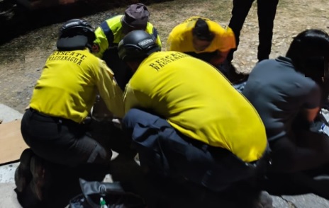 Colisión de moto y vehículo en la Autopista del Este 
