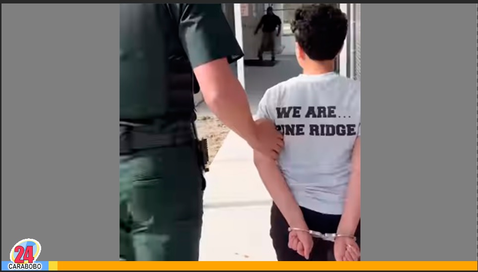 Niño fue arrestado en Florida por escribir en el pizarrón que llevaría un arma a la escuela