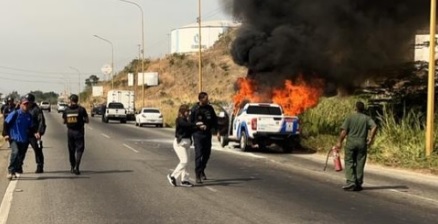 incendio de una patrulla en la ARC tramo Guacara