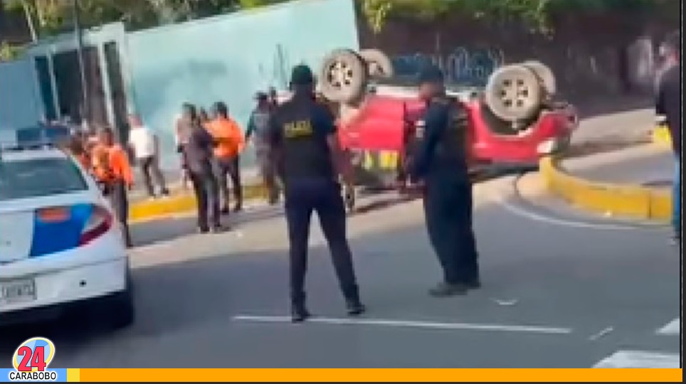Vuelco de un vehículo en la avenida Bolívar norte
