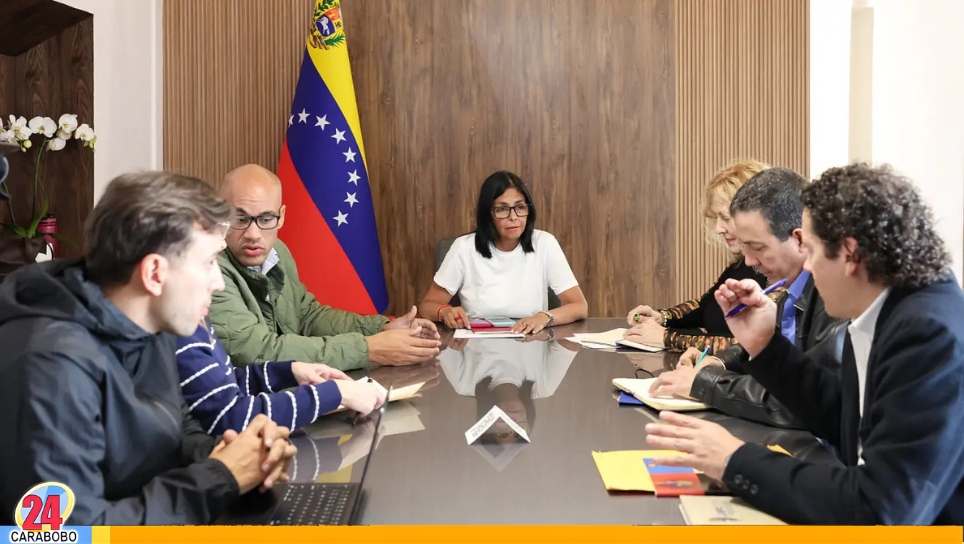 Delcy Rodríguez con el Ministerio de Educación