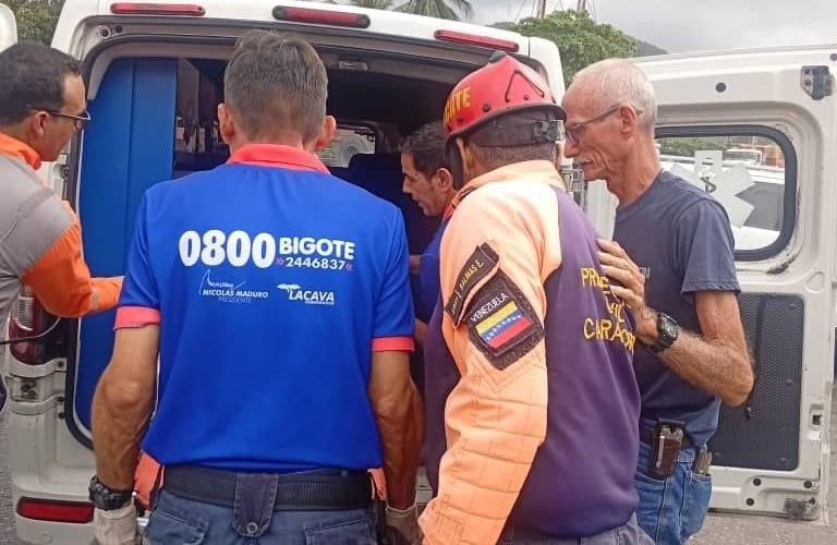 Choque de gandola y camioneta en El Palito 