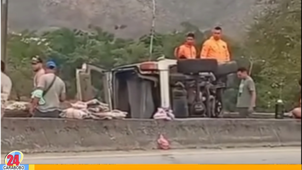 Vuelco de camioneta en la variante Yagua