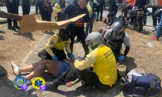 Colisión de vehículo y moto en la Autopista Valencia Puerto Cabello