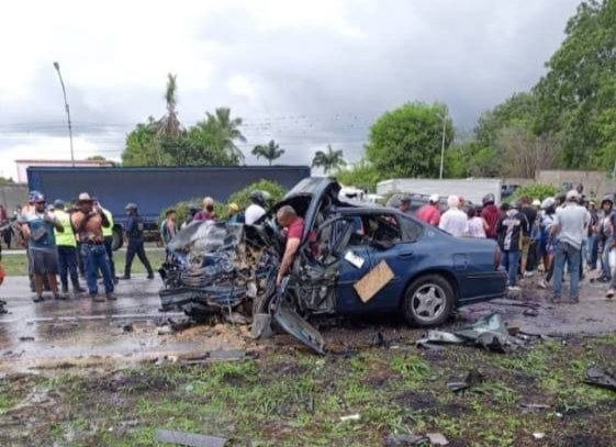 Mujer fallece en colisión con vehículo de carga en la Autopista Sur