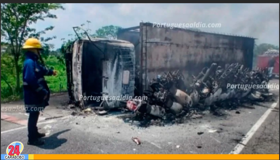 Camión cargado de motos se incendio en la Autopista General José Antonio Páez