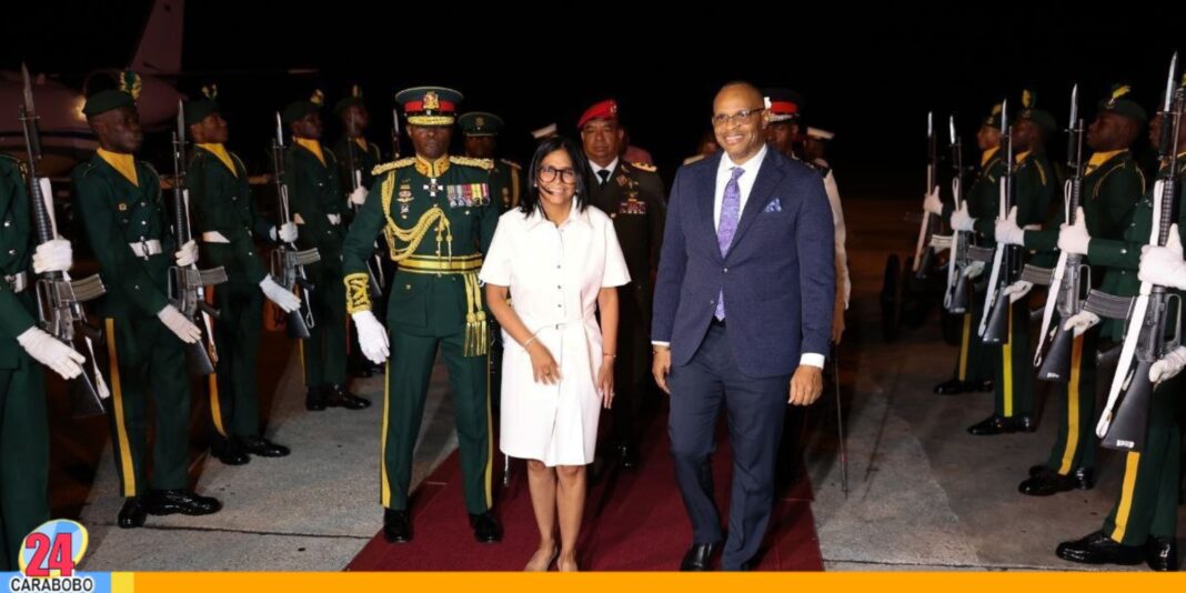 Delcy Rodríguez arriba a Barbados