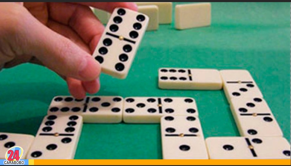Jugar dominó