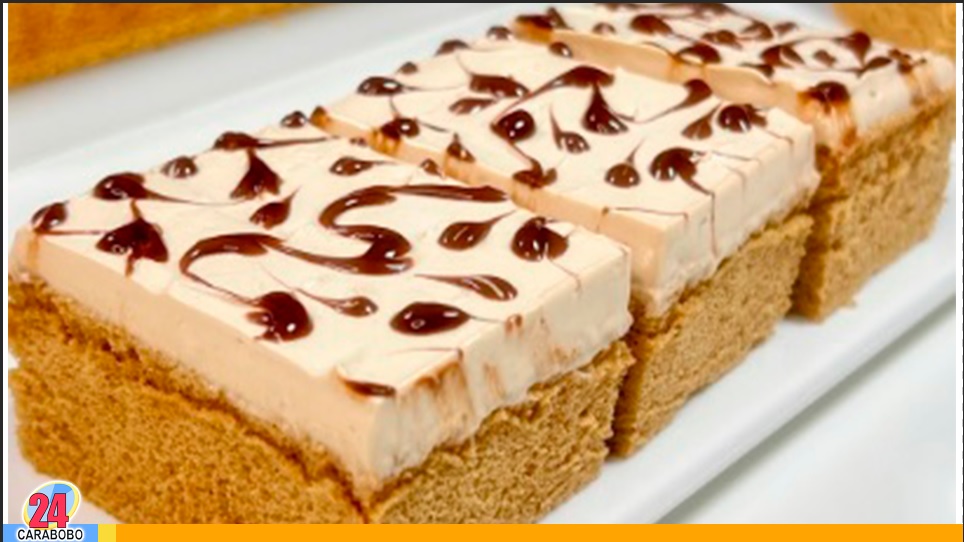 Torta de bizcocho con crema y chocolate