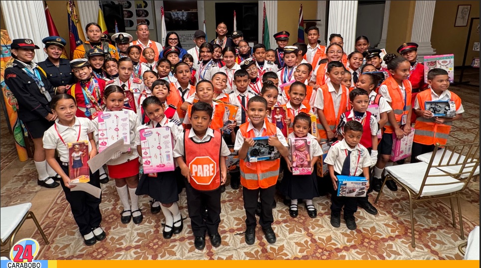juguetes a niños de patrullas escolares