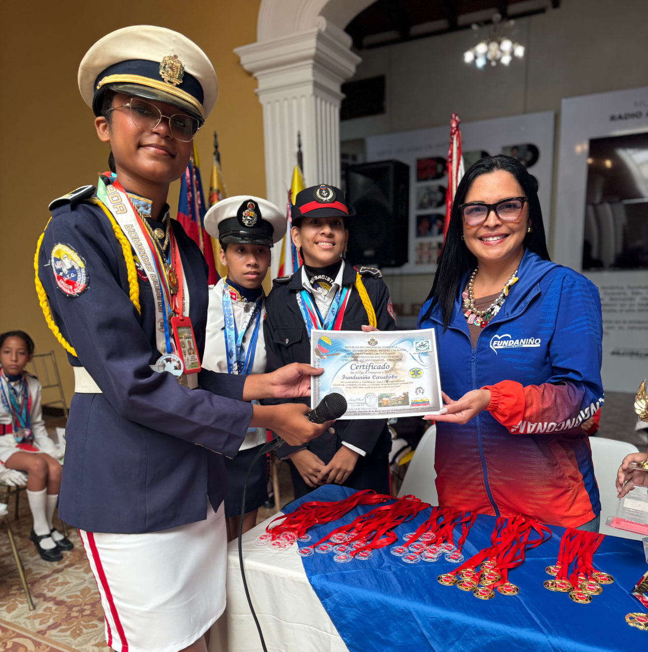 juguetes a niños de patrullas escolares