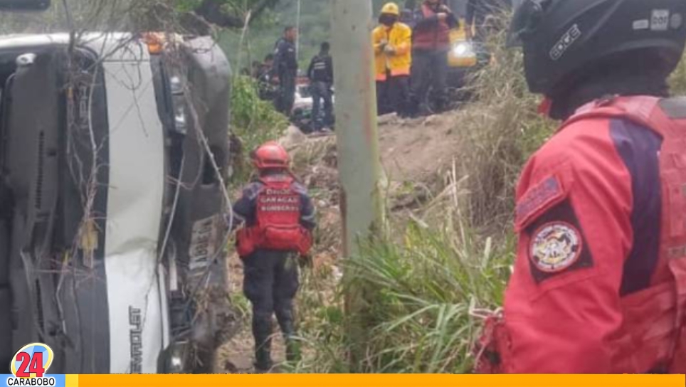 Camión se volteó y cayó al vacío