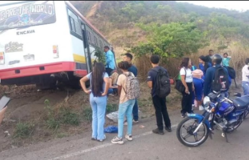 Accidente de autobús en la Carretera Cagua La Villa 