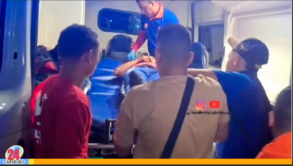 Un hombre quedó lesionado tras caer de un puente en la Autopista Sur, al lugar llegaron paramédicos de 0800 Bigote para la debida atención.