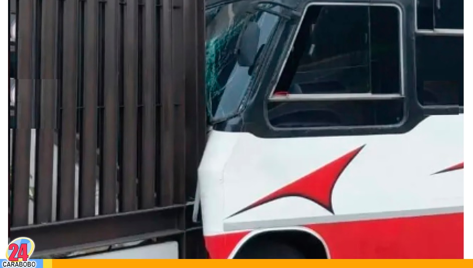 Choque de una buseta contra un objeto fijo en Caracas