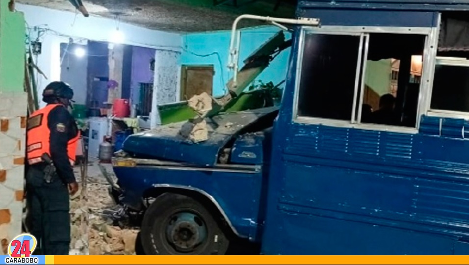 Choque de buseta contra un objeto fijo en Naguanagua