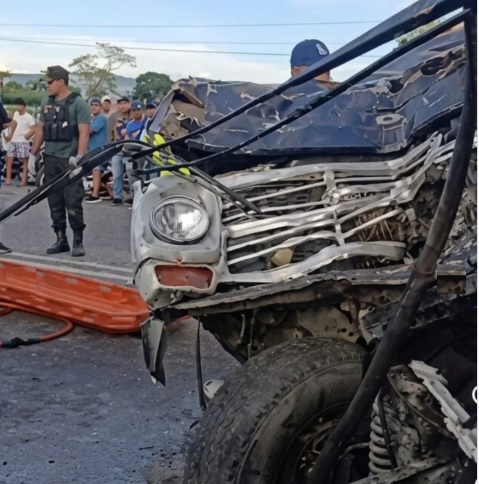 Accidente de buseta y un camión 350 en Lara