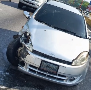 volcamiento de un vehículo en la Autopista del Este