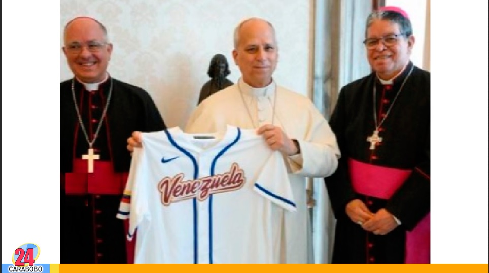 El Papa León XIV recibió la camiseta de Venezuela del Clásico Mundial de Beisbol