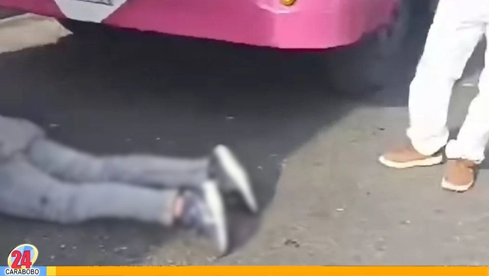 Motorizado herido tras caer en hueco