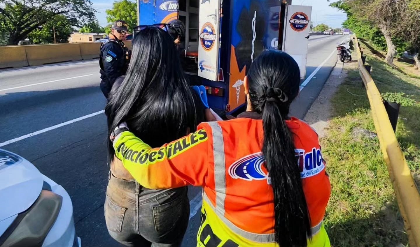 Accidente de vehículo y moto en la Autopista Sur