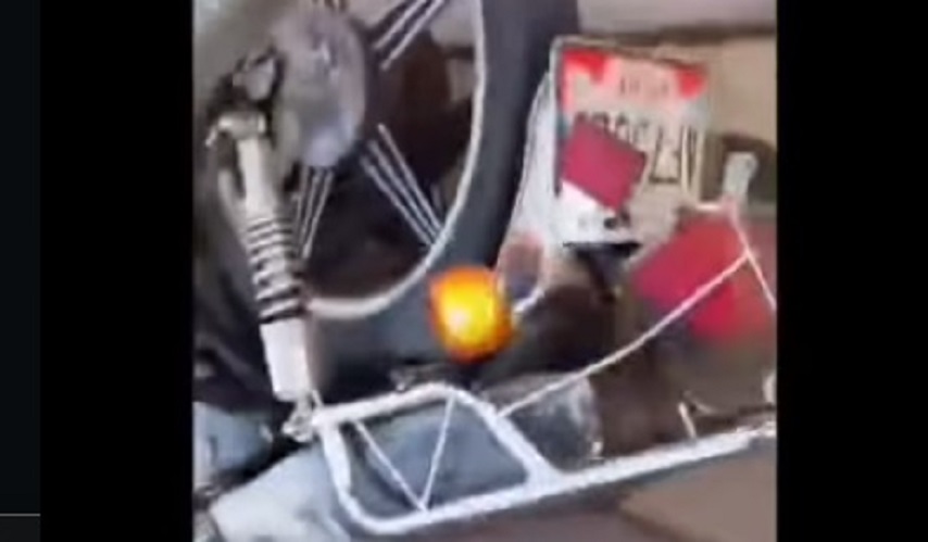La moto color negro, placas AF7J62F quedó en la acera