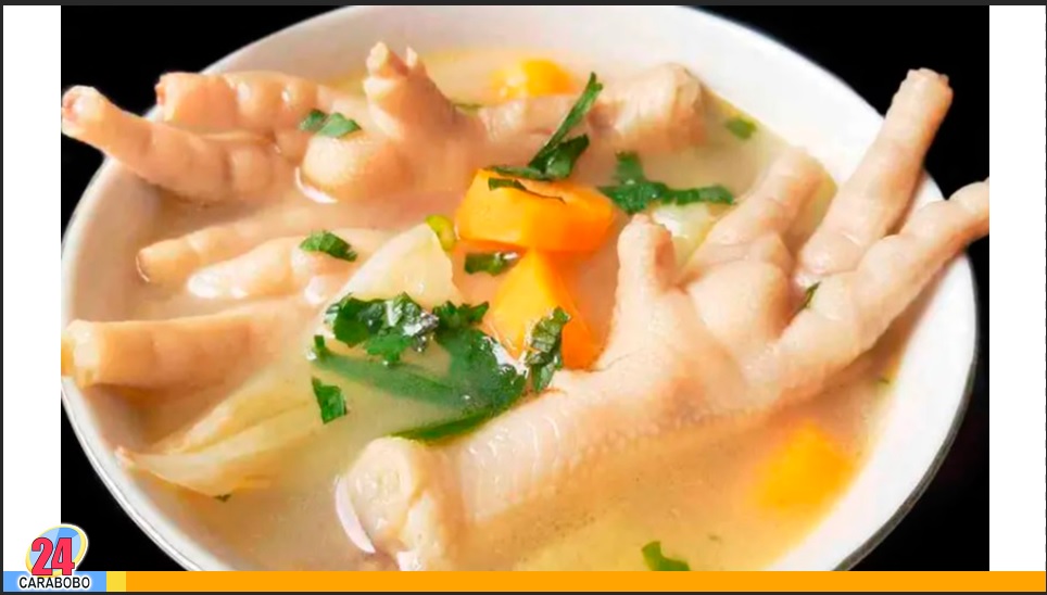 Caldo de patas de pollo