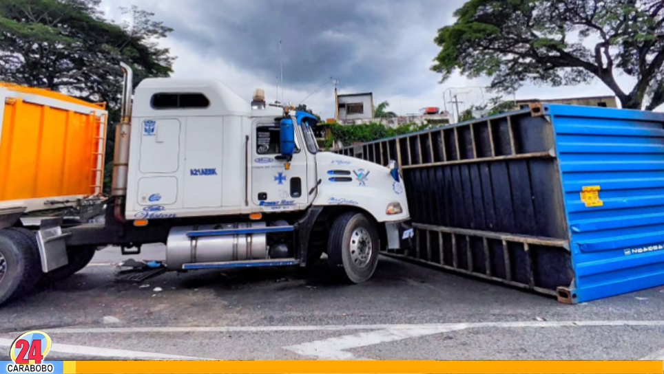 Accidente entre gandolas vía Puerto Cabello