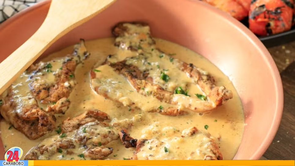 Pechuga de pollo en salsa blanca