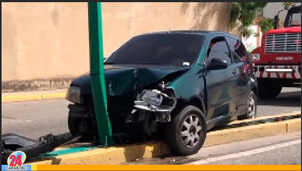 Choque de vehículo con un objeto fijo en Los Guayos