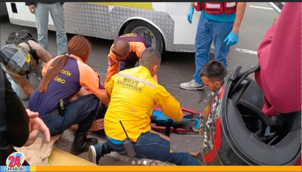 Colisión de vehículo y moto en Naguanagua