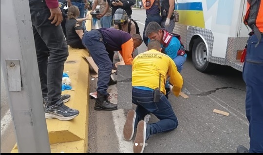 Colisión de vehículo y moto en Naguanagua