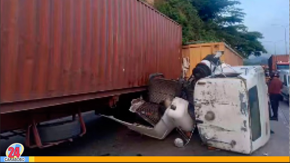 Colisión de vehículos de carga en la Autopista Valencia Puerto Cabello