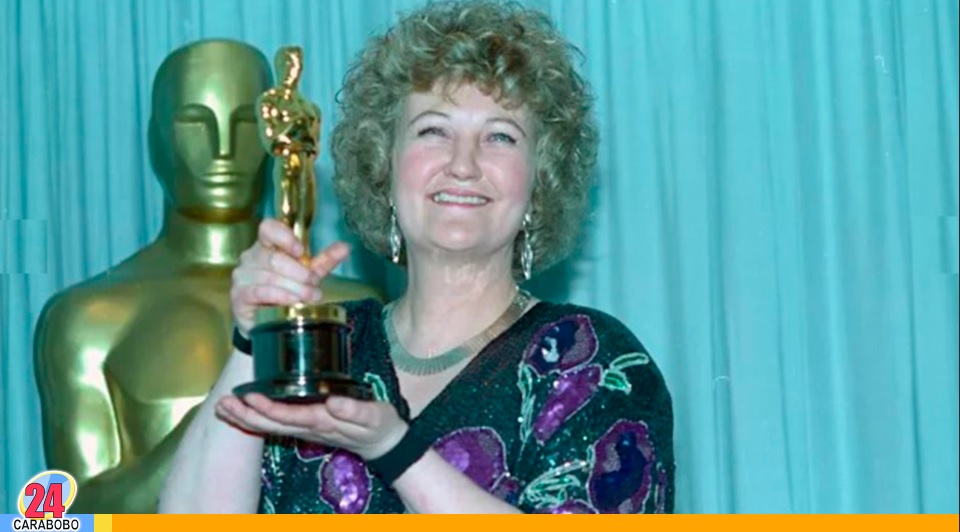 Brenda Fricker con su Oscar en 1990. Foto: Reedit.